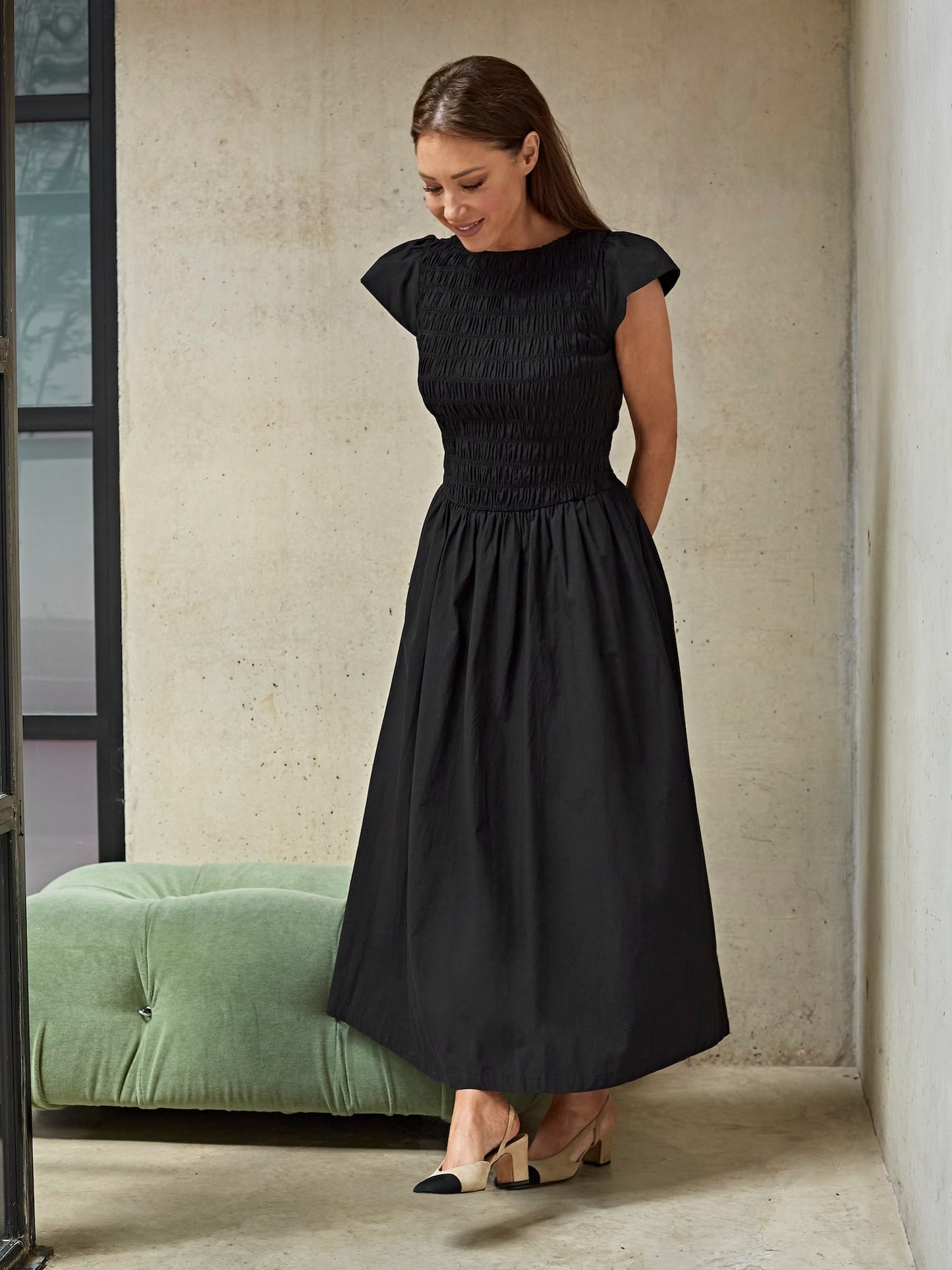 'ELIZABETH' SHIRRED BODICE SHORT SLEEVE MIDAXI DRESS BLACK