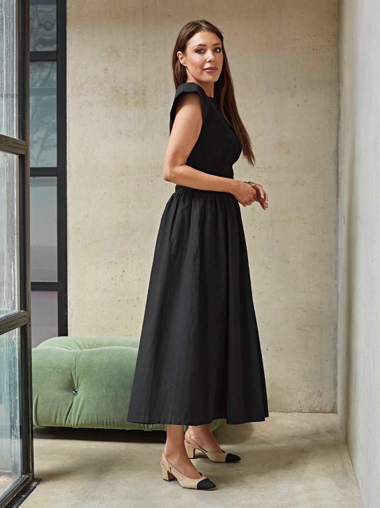 'ELIZABETH' SHIRRED BODICE SHORT SLEEVE MIDAXI DRESS BLACK