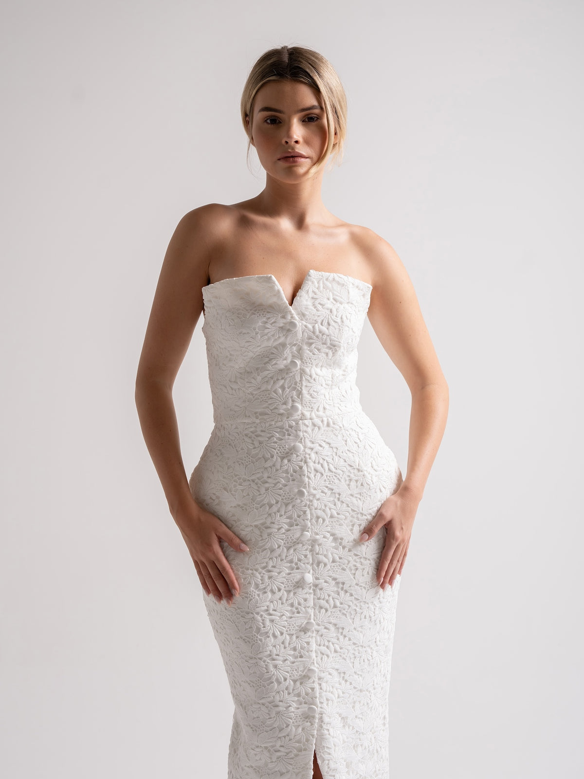 'MARILYN' EXAGGERATED SQUARE BANDEAU BUTTON DETAIL MIDI DRESS WHITE