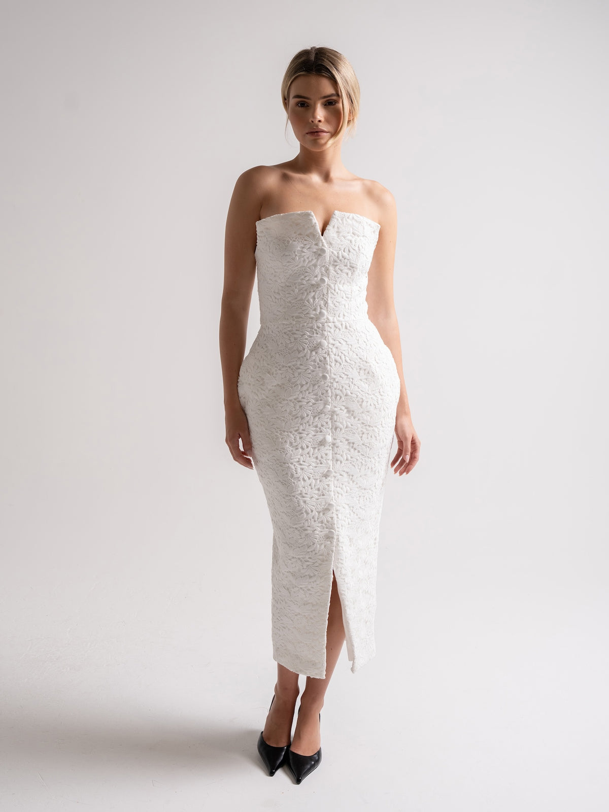 'MARILYN' EXAGGERATED SQUARE BANDEAU BUTTON DETAIL MIDI DRESS WHITE