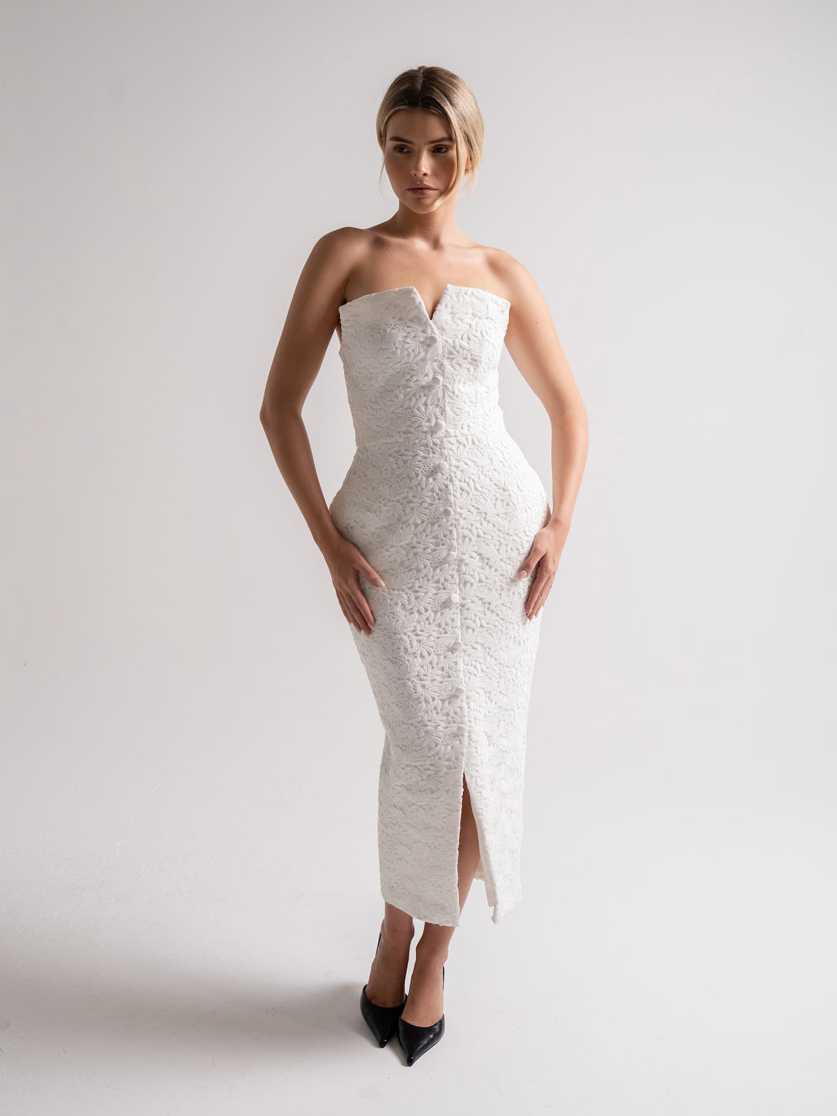 'MARILYN' EXAGGERATED SQUARE BANDEAU BUTTON DETAIL MIDI DRESS WHITE
