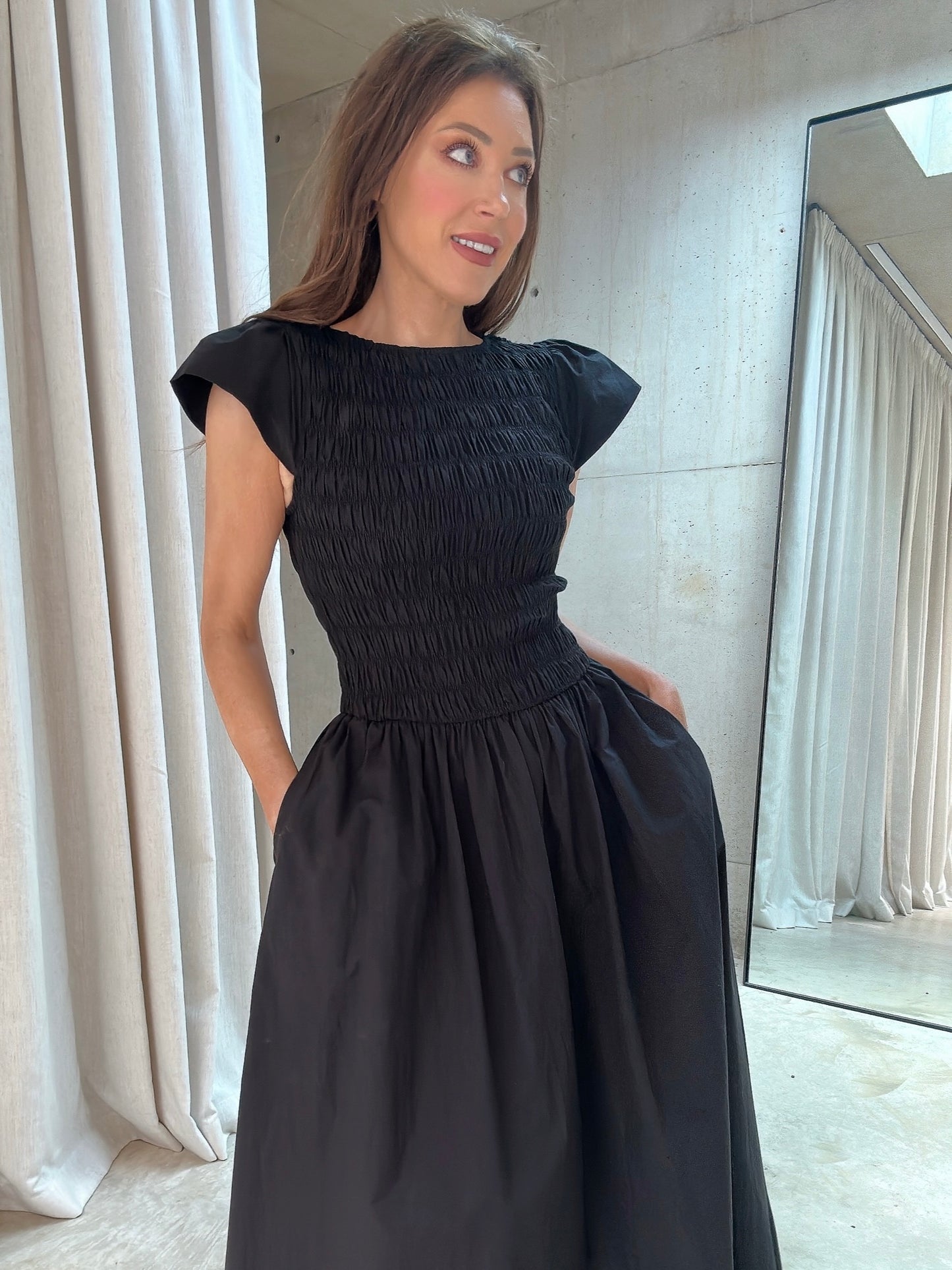 'ELIZABETH' SHIRRED BODICE SHORT SLEEVE MIDAXI DRESS BLACK