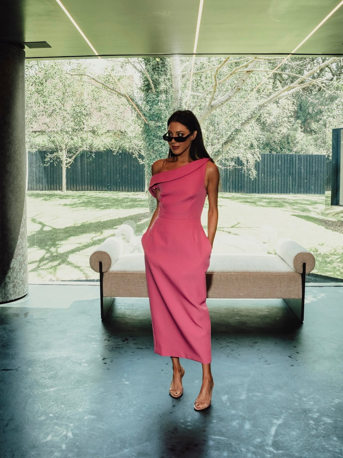 'JACKIE O' OFF THE SHOULDER HOURGLASS MIDI DRESS PINK