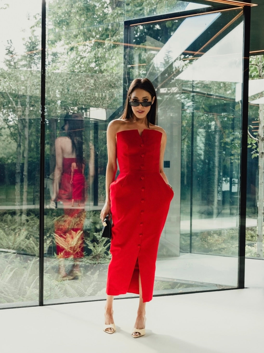 'MARILYN' EXAGGERATED SQUARE BANDEAU BUTTON DETAIL MIDI DRESS RED