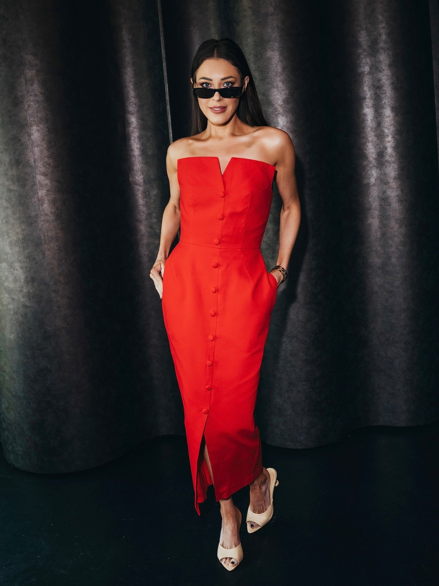 'MARILYN' EXAGGERATED SQUARE BANDEAU BUTTON DETAIL MIDI DRESS RED