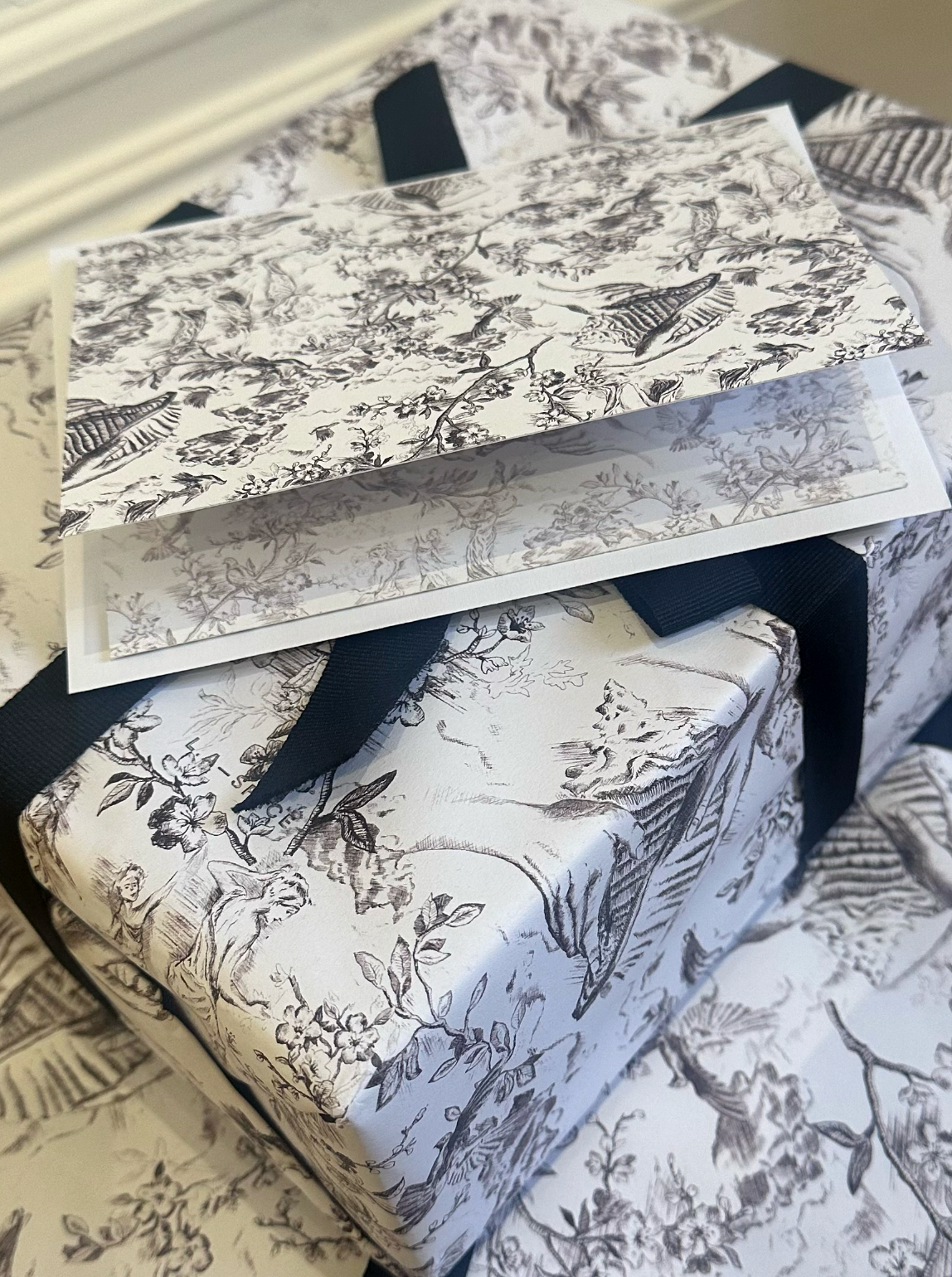 5 SIGNATURE TOILE GIFT WRAP SHEETS & 5 CARDS