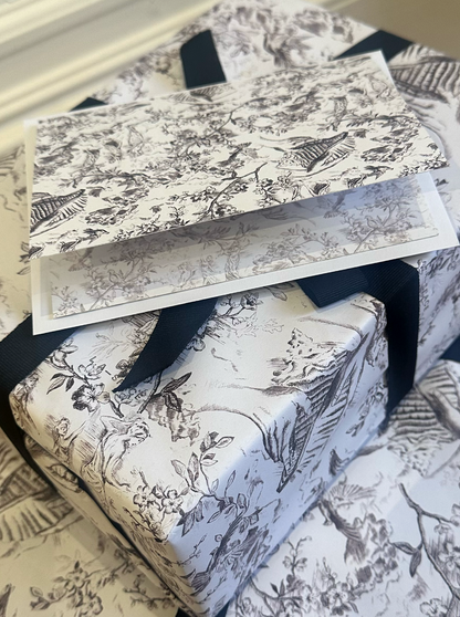 5 SIGNATURE TOILE GIFT WRAP SHEETS & 5 CARDS