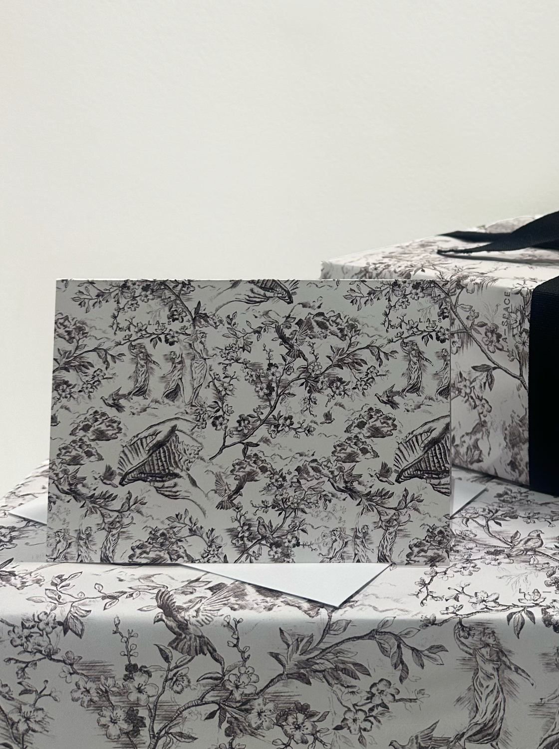 5 SIGNATURE TOILE GIFT WRAP SHEETS & 5 CARDS