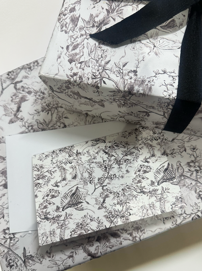 5 SIGNATURE TOILE GIFT WRAP SHEETS & 5 CARDS