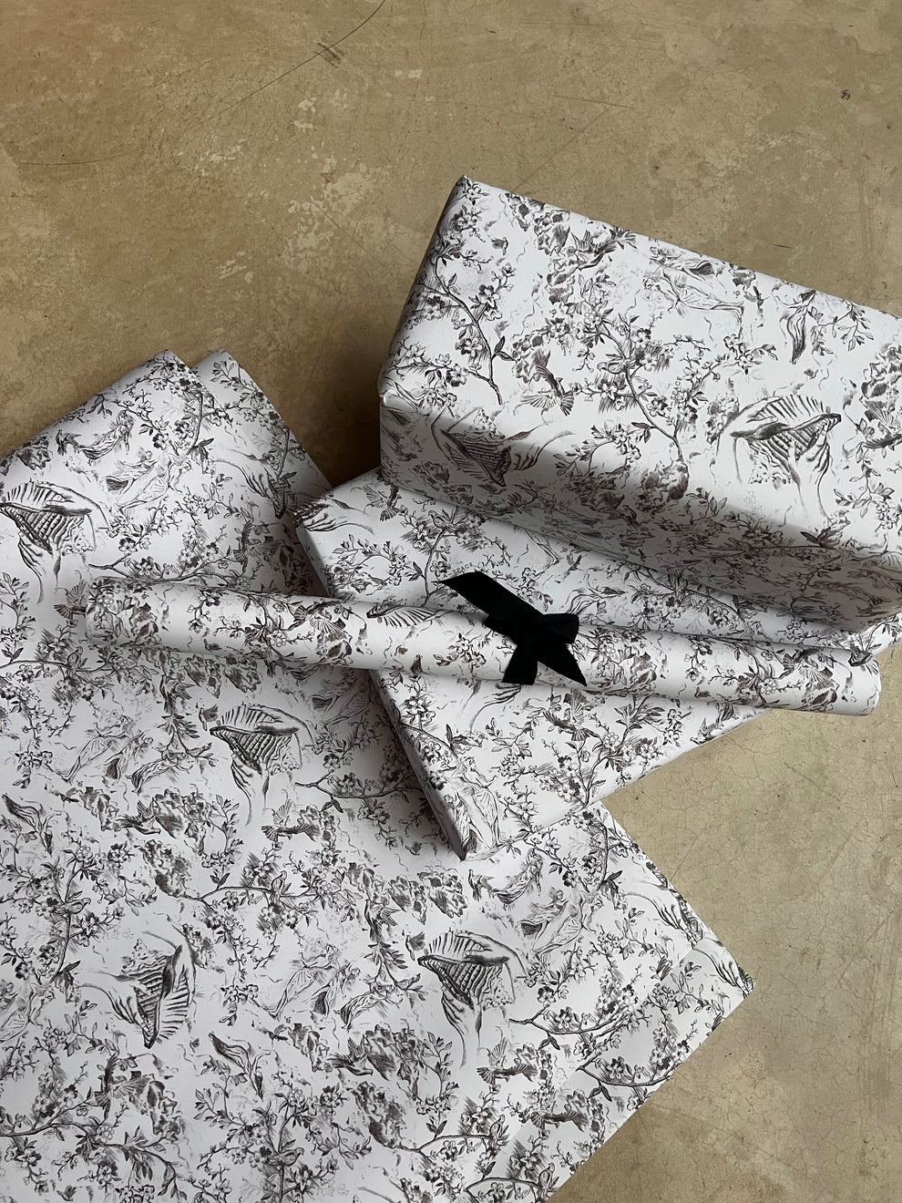 5 SIGNATURE TOILE GIFT WRAP SHEETS & 5 CARDS