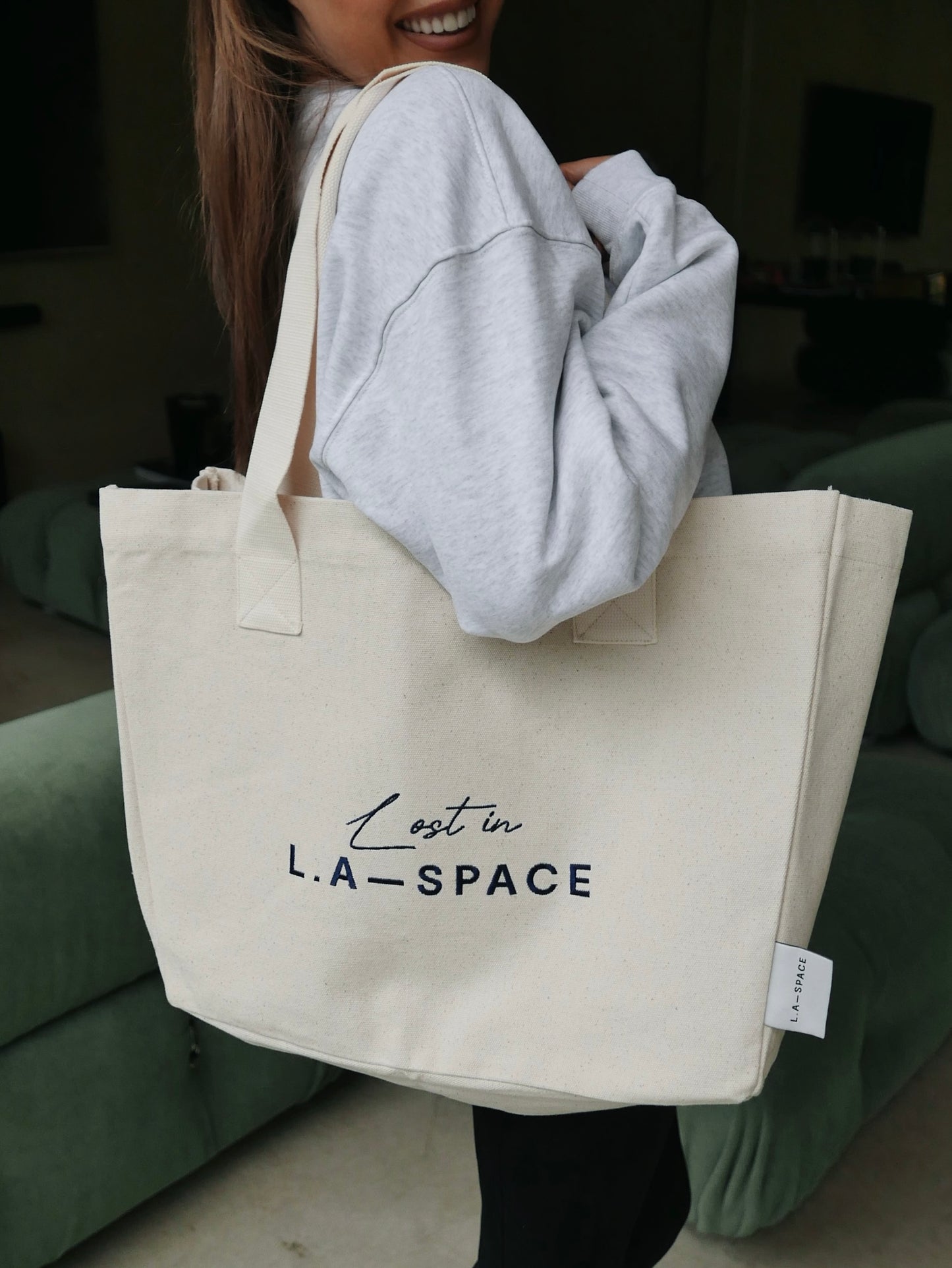 'LOST IN L.A-S' EMBROIDERED TOTE BAG IN CREAM