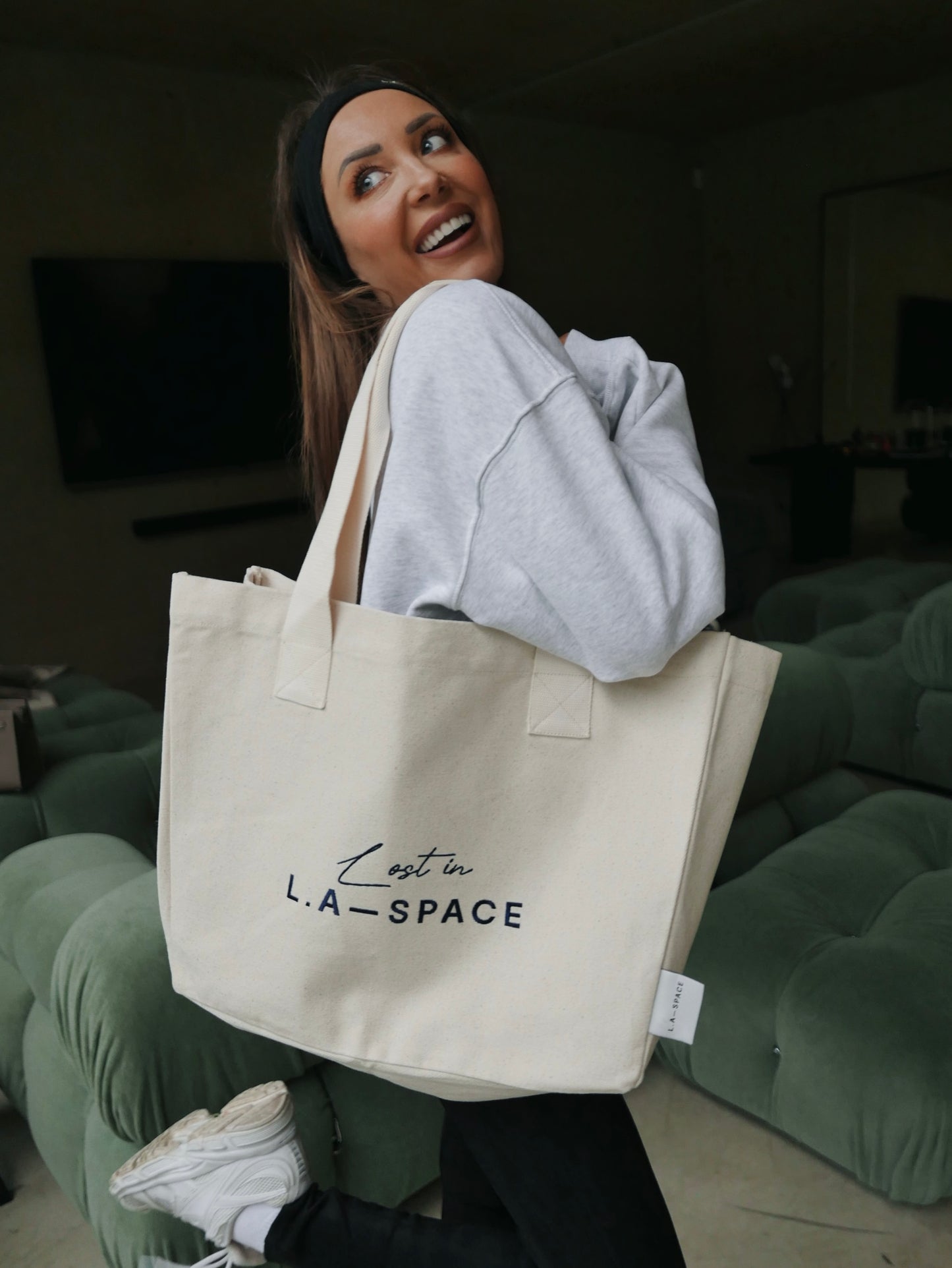 'LOST IN L.A-S' EMBROIDERED TOTE BAG IN CREAM