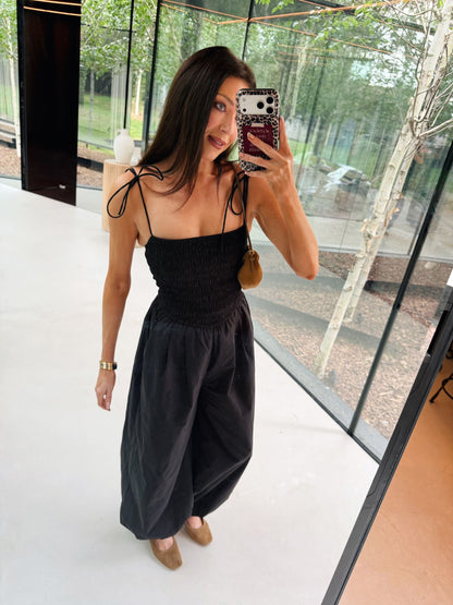 'OFF CAMPUS' SHIRRED BODICE BALLOON LEG JUMPSUIT BLACK
